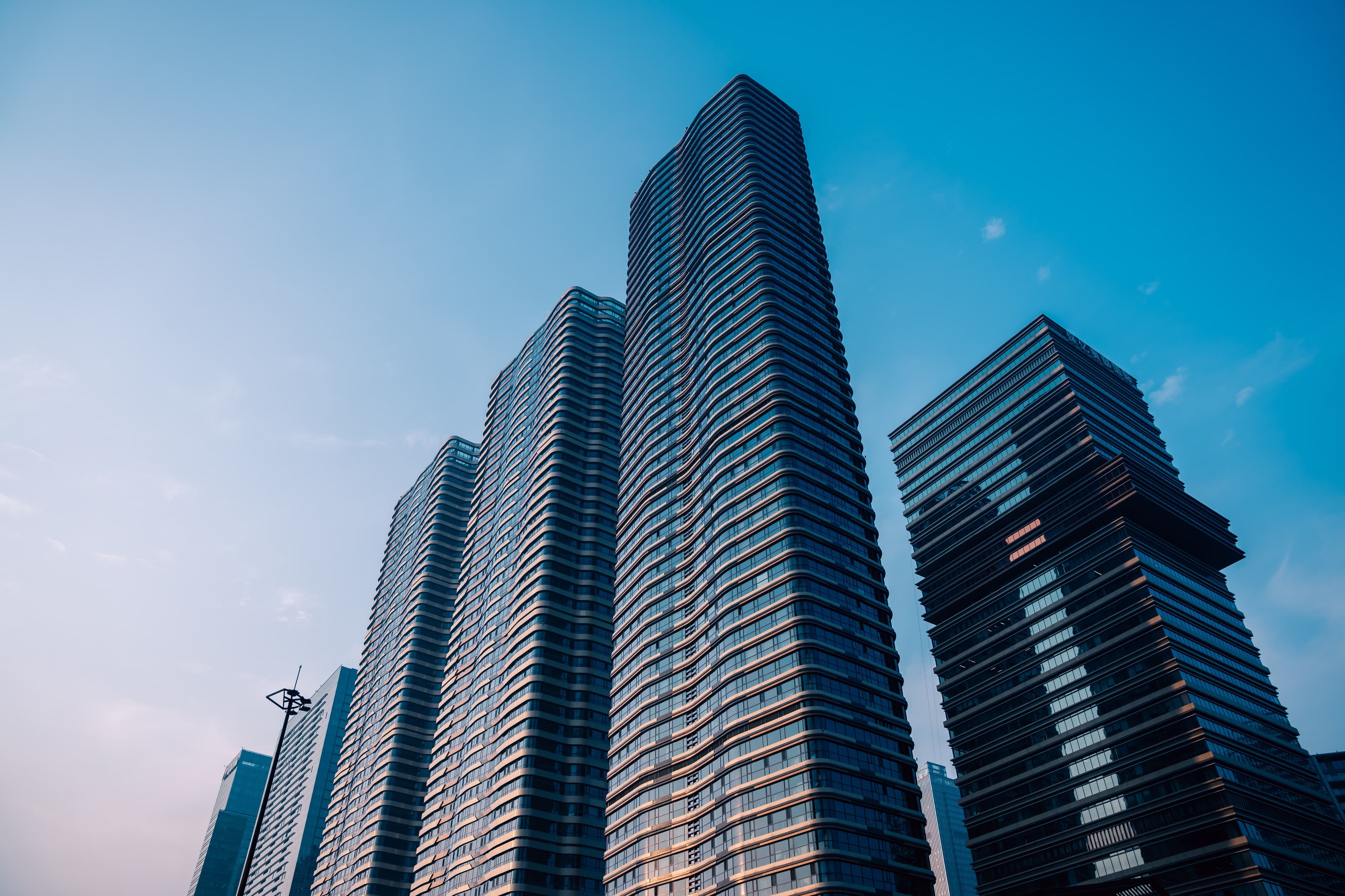 现代办公建筑群与城市天际线